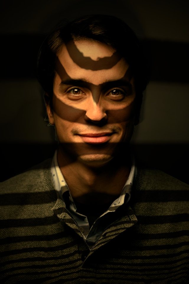 The same portrait with a Blinds, warm gold gobo
